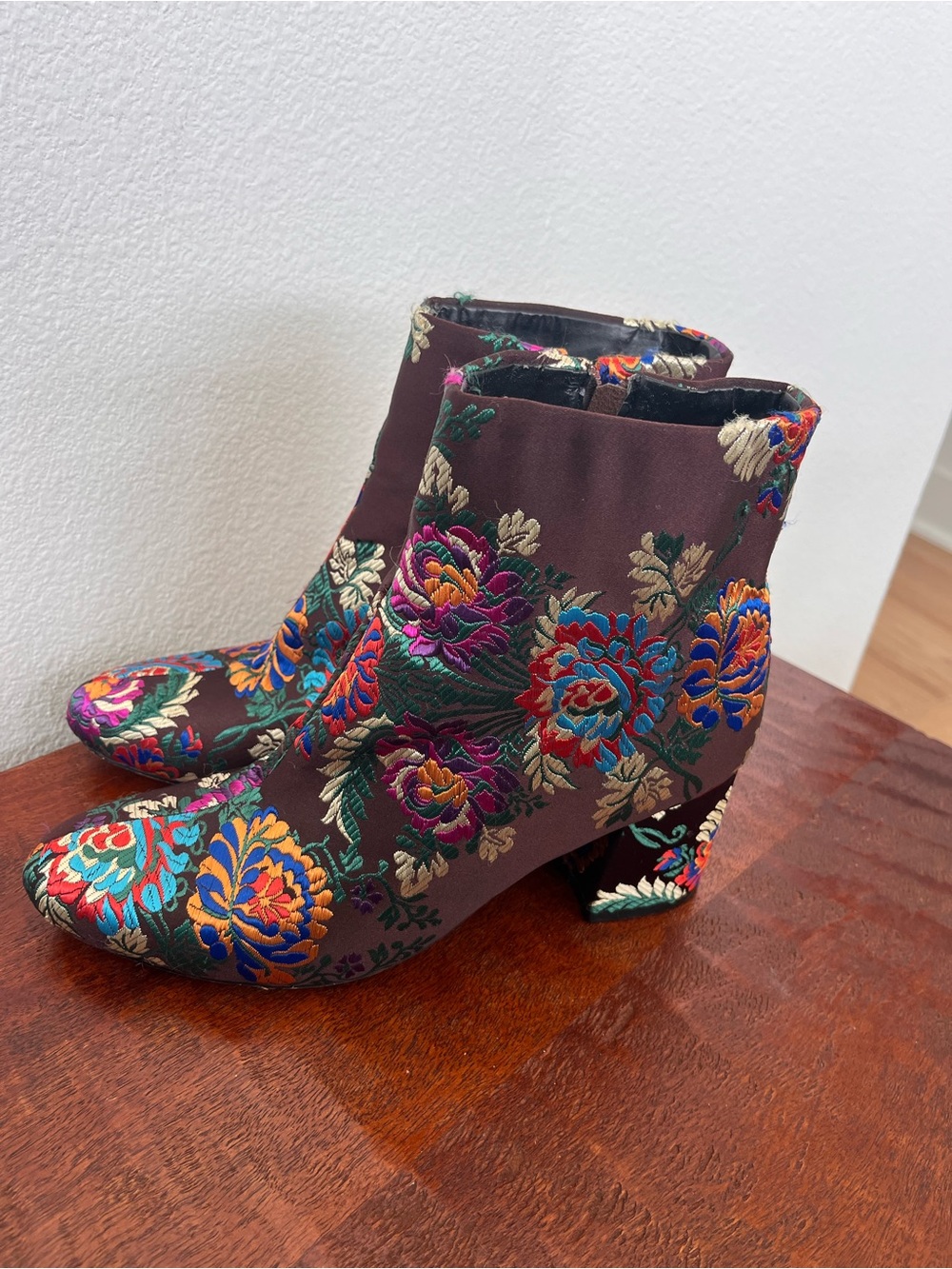 EGO Floral embroidered block heel almond toe boho eclectic whimsical boots sz 7